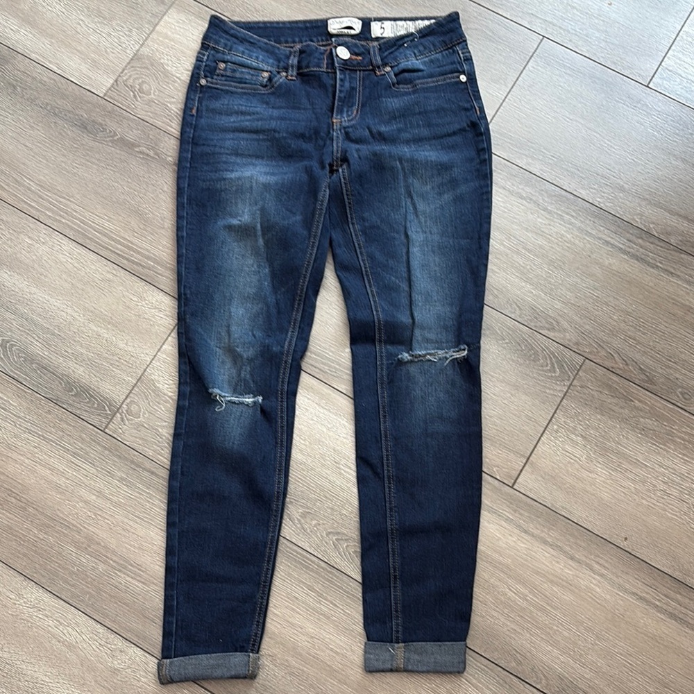 SM341 Indigo Rein Blue Ankle Cropped Jeans with Distressed Knee